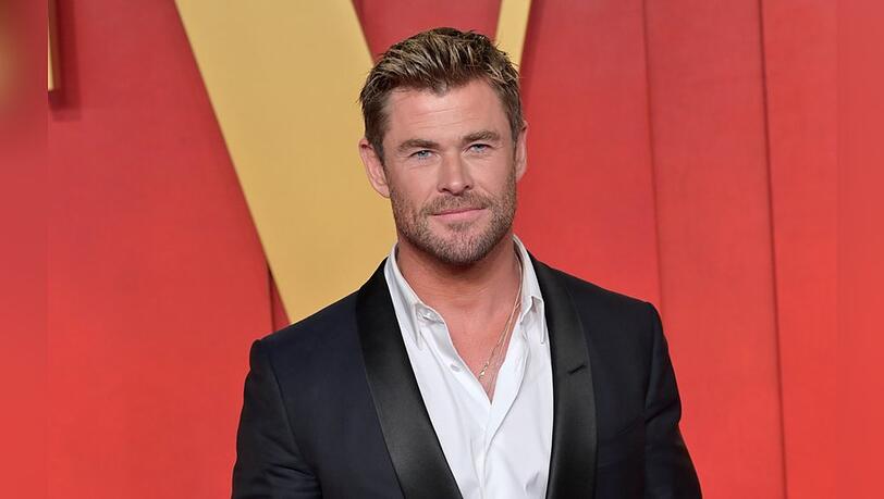 Chris Hemsworth plant offenbar mithilfe eines Ghostwriters seine Memoiren zu verfassen.