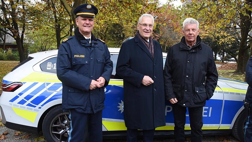 Beim Alten Botanischen Garten sprechen sie mit einer Stimme: Polizeipräsident Thomas Hampel (l.), CSU-Innenminister Joachim Herrmann und SPD-OB Dieter Reiter bei einem Vor-Ort-Fototermin. Beim Alten Botanischen Garten sprechen sie mit einer Stimme: Polizeipräsident Thomas Hampel (l.), CSU-Innenminister Joachim Herrmann und SPD-OB Dieter Reiter bei einem Vor-Ort-Fototermin.
