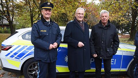Beim Alten Botanischen Garten sprechen sie mit einer Stimme: Polizeipräsident Thomas Hampel (l.), CSU-Innenminister Joachim Herrmann und SPD-OB Dieter Reiter bei einem Vor-Ort-Fototermin.