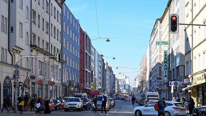Wer heute die Schwanthalerstraße entlang radelt, braucht Mut – um zwischen all den Autos nicht übersehen zu werden. Denn auf einem großen Teil der Straße gibt es keinen Radweg. Das soll sich ändern.