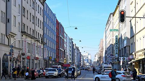 Wer heute die Schwanthalerstraße entlang radelt, braucht Mut – um zwischen all den Autos nicht übersehen zu werden. Denn auf einem großen Teil der Straße gibt es keinen Radweg. Das soll sich ändern.