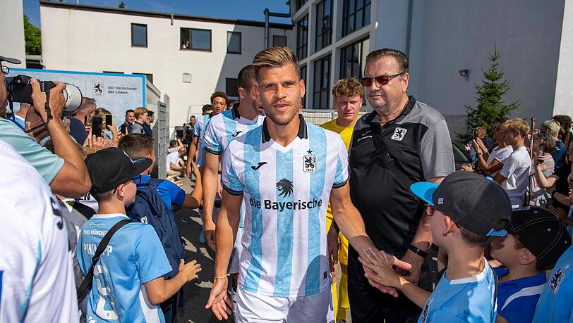 Beim Fanfest wurden die zahlreichen Top-Neuzugänge von den Löwen-Anhängern gefeiert. Beim Fanfest wurden die zahlreichen Top-Neuzugänge von den Löwen-Anhängern gefeiert.