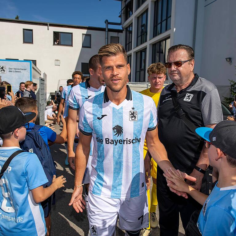 Die Mannschaft geht durch die wartenden Fans am Trainingsgelände.