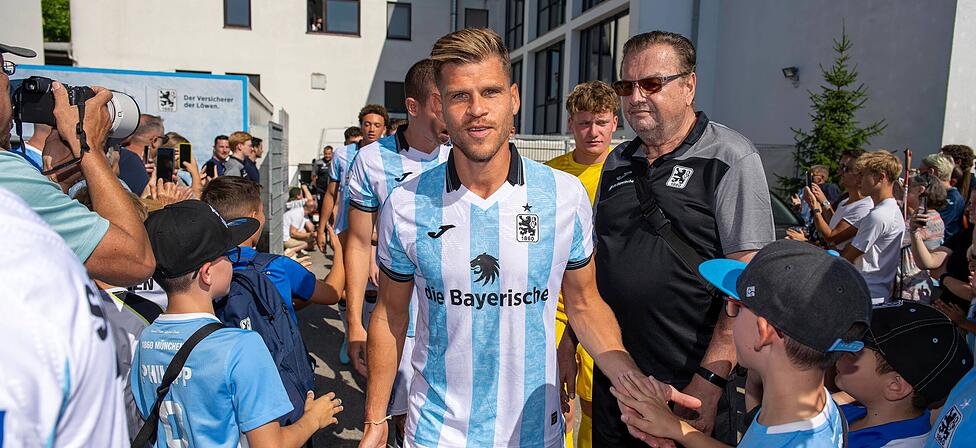 Die Mannschaft geht durch die wartenden Fans am Trainingsgelände.