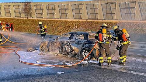 Den entstandenen Sachschaden konnte die Feuerwehr nicht beziffern, die Polizei ermittelt zur Brandursache.