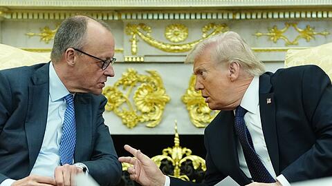 US-Pr&auml;sident Donald Trump (r) empf&auml;ngt Bundeskanzler Friedrich Merz (CDU) im Wei&szlig;en Haus