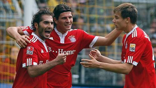 So jubeln konnte er zuletzt selten: Hamit Altintop (links) beim 5:1-Sieg der Bayern in Dortmund mit den Mitspielern Mario Gomez und Anatoli Timoschtschuk. So jubeln konnte er zuletzt selten: Hamit Altintop (links) beim 5:1-Sieg der Bayern in Dortmund mit den Mitspielern Mario Gomez und Anatoli Timoschtschuk.