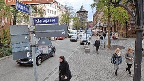 An der Ecke Kaiserstraße/Klaragasse wurden die beiden Pärchen überfallen, die Männer schwer verletzt. An der Ecke Kaiserstraße/Klaragasse wurden die beiden Pärchen überfallen, die Männer schwer verletzt.