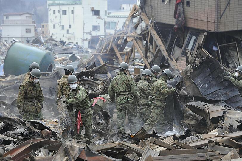 Japan: Erdbeben, Tsunami, Angst vor Atom-Gau - ein Land liegt in Trümmern. Die Bilder