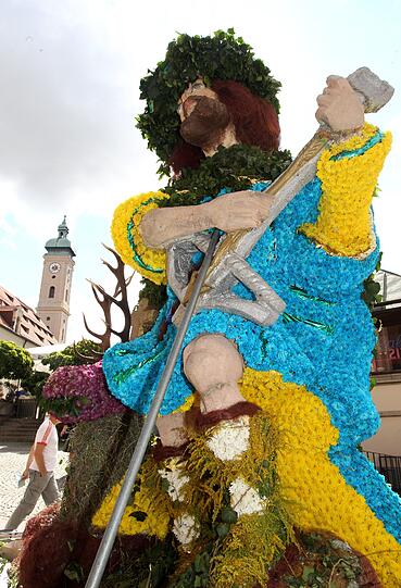 Der Gärtnerjahrtag geht auf ein Gelübde nach der Pestzeit im 17. Jahrhundert zurück. Bis heute wird es bei der heiligen Gertrud von Nivelles, der Schutzpatronin der Gärtner abgelegt. Das Gärtnerfest gehört mit Metzgersprung und Schäfflertanz zu den ältesten Brauchtümern der Stadt München.