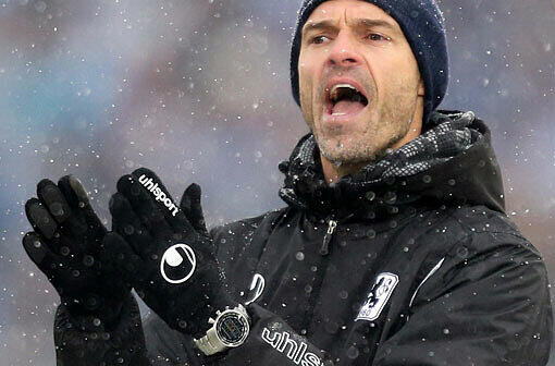 Als neuen Chefcoach beruft der Verein Alexander Schmidt. Der 44-Jährige war seit Beginn dieser Spielzeit für die U21 des Klubs verantwortlich und arbeitete in der Saison 2011/2012 bereits als Assistenztrainer bei den Profis.