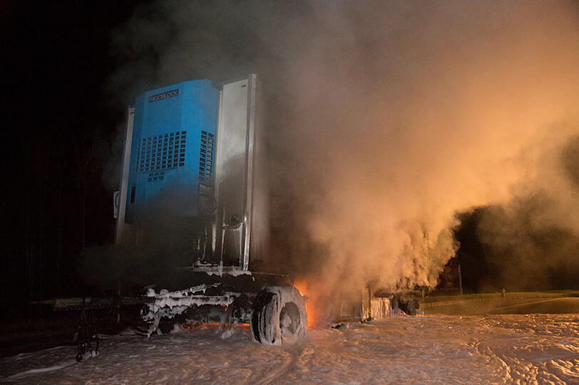 Die Feuerwehr musste einen brennenden Fleischanhänger mit Schaum löschen. Hier die Bilder vom Brand.