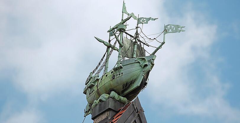 Die Hansekoggen auf dem Dach vom Oberpollinger weisen auf die norddeutsche Herkunft der Bauherren hin.