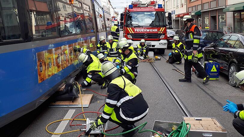 Ein 70-jähriger Mann geriet bei einem Unfall unter eine Tram und wurde eingeklemmt. Mittlerweile ist er seinen Verletzungen erlegen.