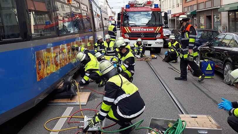 Ein 70-jähriger Mann geriet bei einem Unfall unter eine Tram und wurde eingeklemmt. Mittlerweile ist er seinen Verletzungen erlegen. Ein 70-jähriger Mann geriet bei einem Unfall unter eine Tram und wurde eingeklemmt. Mittlerweile ist er seinen Verletzungen erlegen.