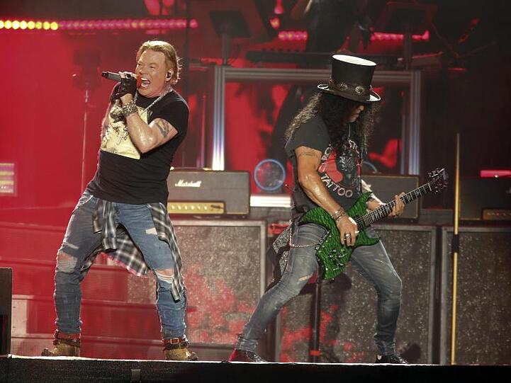 Axl Rose (l) und Slash von der Hard-Rock-Band Guns n&rsquo; Roses auf der Bühne. Foto: Jack Plunkett/Invision/AP/dpa/Archivbild