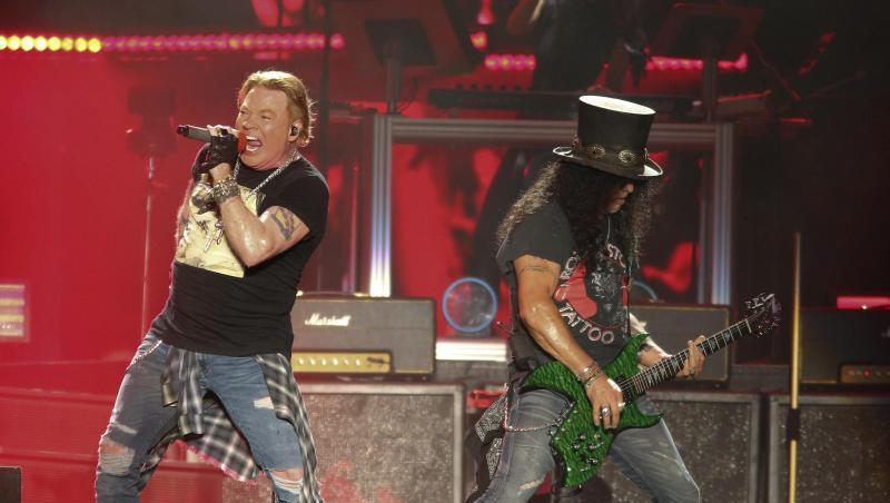 Axl Rose (l) und Slash von der Hard-Rock-Band Guns n’ Roses auf der Bühne. Foto: Jack Plunkett/Invision/AP/dpa/Archivbild Axl Rose (l) und Slash von der Hard-Rock-Band Guns n’ Roses auf der Bühne. Foto: Jack Plunkett/Invision/AP/dpa/Archivbild