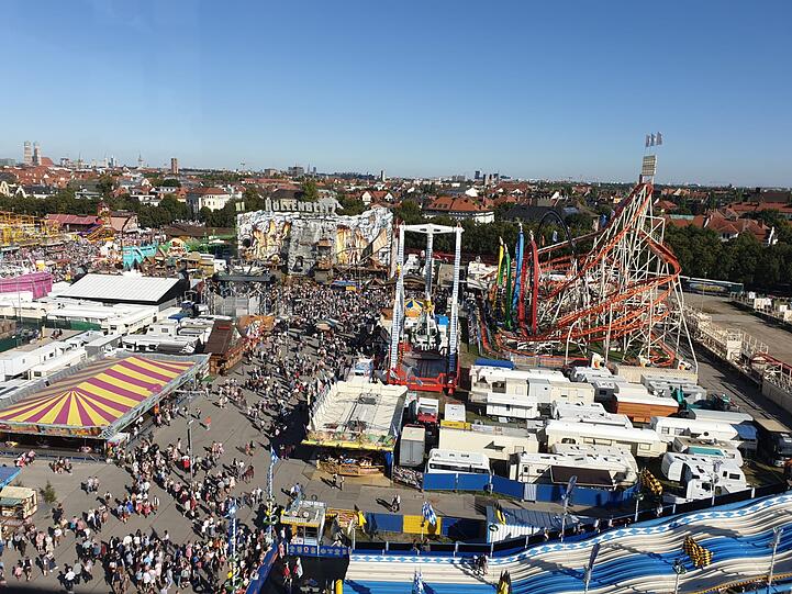Mei schee! Der Blick auf die Wiesn aus dem Riesenrad.