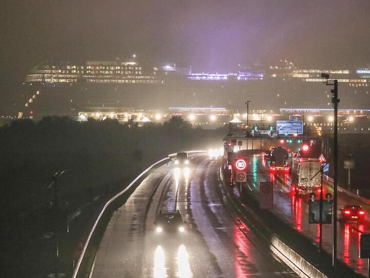 Kreuzfahrtriese im Nebel über dem Emstunnel: Die "Norwegian Encore" der Meyer Werft in Papenburg wird auf der Ems in die Nordsee überführt.