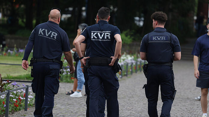 Der Kommunale Außendienst, die Sicherheitswacht der Stadt, dreht ihre Runde. Denn die Kriminalität in dem Park hat zugenommen.