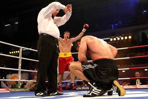 Ausgezählt: Luan Krasniqi kauert nach seinem Niederschlag am Boden, Alexander Dimitrenko jubelt im Hintergrund.