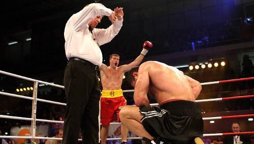 Ausgezählt: Luan Krasniqi kauert nach seinem Niederschlag am Boden, Alexander Dimitrenko jubelt im Hintergrund. Ausgezählt: Luan Krasniqi kauert nach seinem Niederschlag am Boden, Alexander Dimitrenko jubelt im Hintergrund.