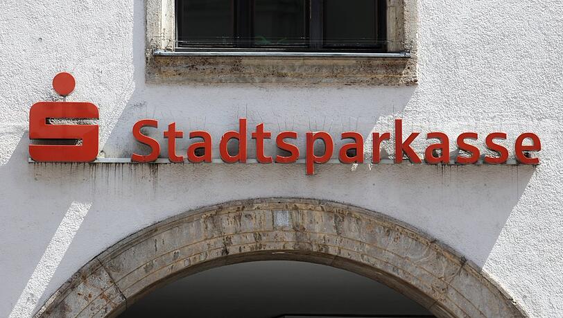 Wegen der neuen Kontomodelle müssen Kunden der Stadtsparkasse München, die bislang einem Wechsel nicht zugestimmt haben, nun zu rechnen anfangen.