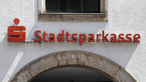 Wegen der neuen Kontomodelle müssen Kunden der Stadtsparkasse München, die bislang einem Wechsel nicht zugestimmt haben, nun zu rechnen anfangen.