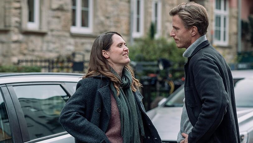 "Th&uuml;ringenkrimi: Gerechtigkeit": Rechtsmedizinerin Mala Murphy (Emily Cox) und Kriminalhauptkommissar Moritz Herbst (Golo Euler) lernen in ihrem ersten gemeinsamen Fall, effektiv zusammenzuarbeiten.