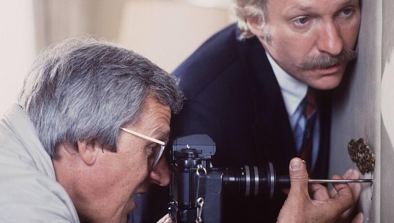 Folge 5: K&ouml;nigliche Hoheit&ldquo; mit Dieter Hildebrandt als Paparazzo Herbie und Reporter Baby Schimmerlos (Franz Xaver Kroetz) in &bdquo;Kir Royal&ldquo;.