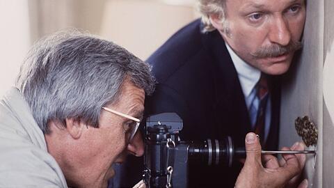 Folge 5: K&ouml;nigliche Hoheit&ldquo; mit Dieter Hildebrandt als Paparazzo Herbie und Reporter Baby Schimmerlos (Franz Xaver Kroetz) in &bdquo;Kir Royal&ldquo;.