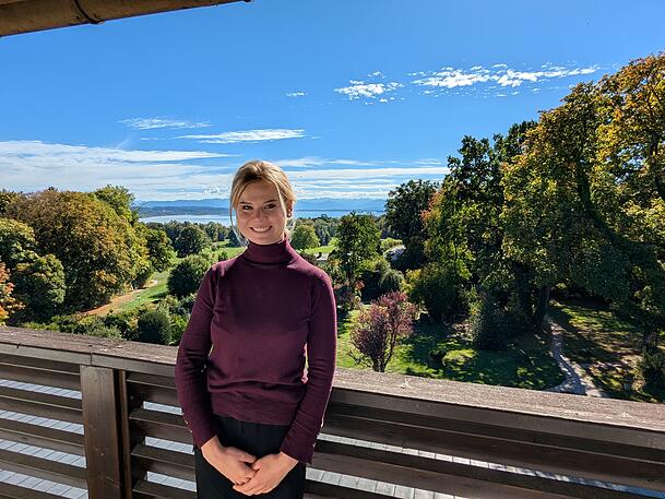 Die Gesch&auml;ftsf&uuml;hrerin Julia Haarmann steht auf dem Balkon ihres Lieblingszimmers im dritten Stock des Hotels Kaiserin Elisabeth in Feldafing.