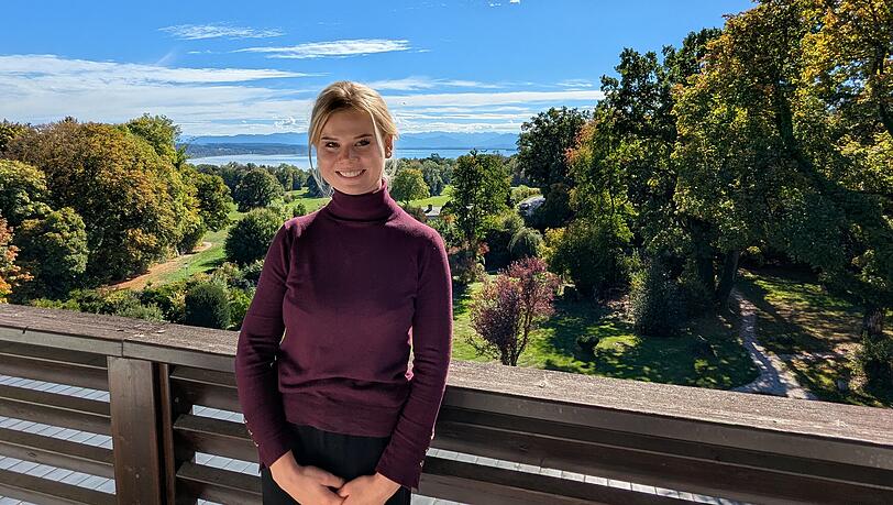 Die Gesch&auml;ftsf&uuml;hrerin Julia Haarmann steht auf dem Balkon ihres Lieblingszimmers im dritten Stock des Hotels Kaiserin Elisabeth in Feldafing.