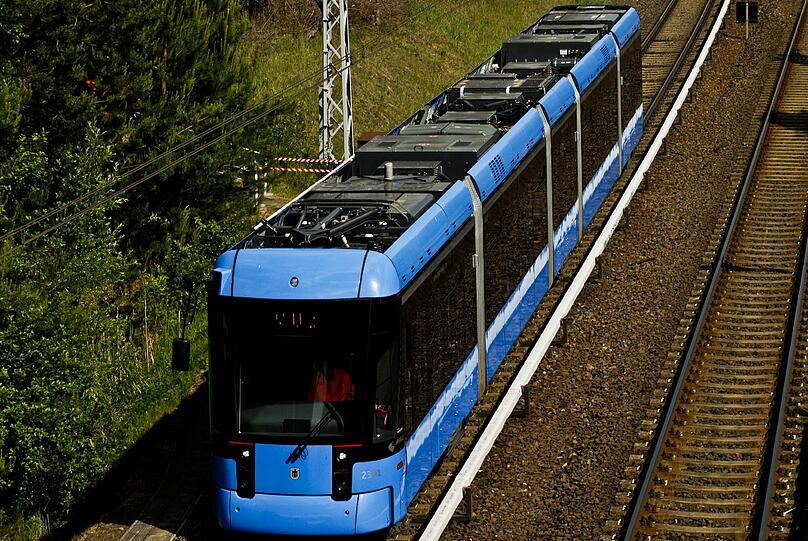 Der Akku ist ein kleiner unauffälliger Kasten auf dem Dach des 40-Tonnen-Fahrzeuges.