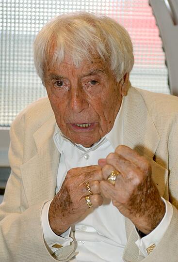 Der 108 Jahre alte Schauspieler Johannes Heesters konnte auch anders. Hier bei einer Pressekonferenz im Stuttgarter Theater im Zuge der "Komödie im Marquart". In seiner Jugend hat Johannes Heesters geboxt. In Stuttgart probte Heesters ein Stück über sein Leben ein, das 2003 Premiere feierte.