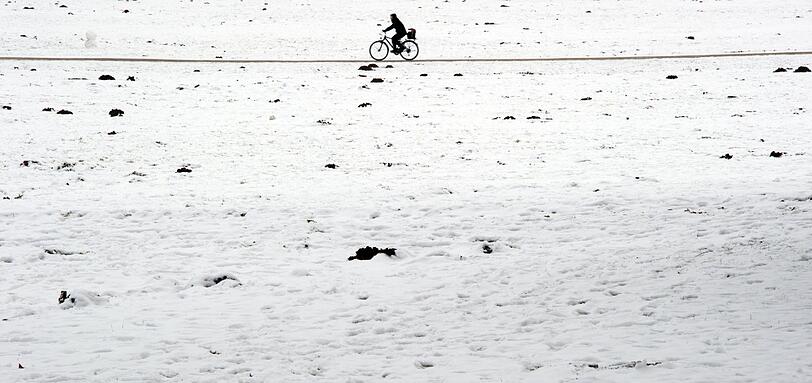 Viel Freude kommt bei diesem Fahradfahrer dagegen nicht auf: Gegen den momentan herrschenden Ostwind kämpft er sich durch den Englischen Garten. Meteorologen sagen für die kommenden Tage sogar noch eisigere Tiefsttemperaturen voraus. Auch andernorts hat der Winter voll zugeschlagen.