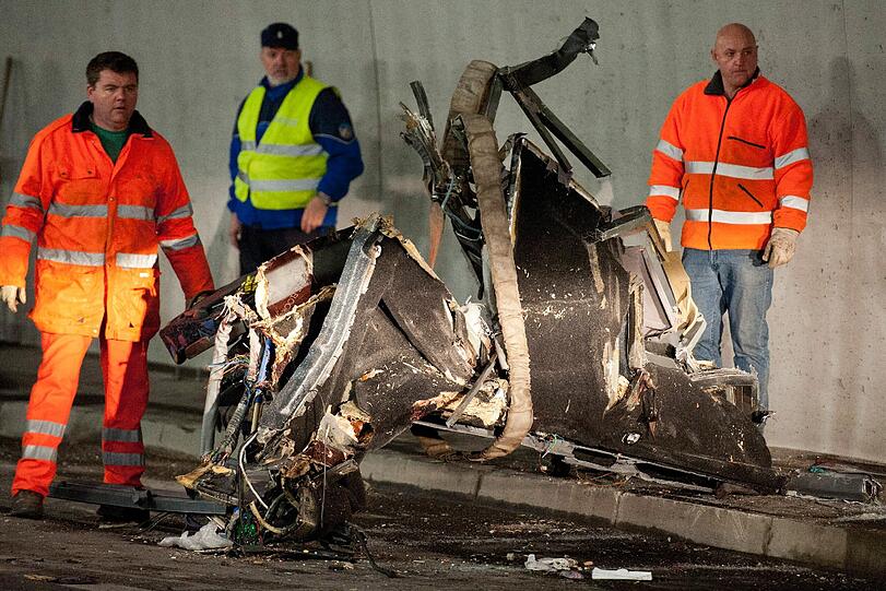 Horror-Unfall in der Schweiz: Die Bilder vom verunglückten Bus. Bei dem Crash kame 28 Menschen ums Leben - darunter 22 Kinder