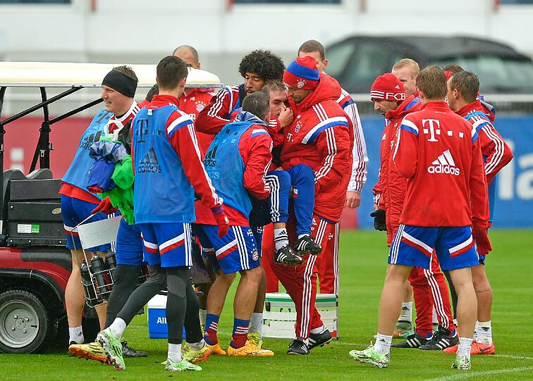 Dienstag, 18. November: Der FCB-Schock. Hier wird der verletzte Philipp Lahm beim Training abtransportiert.