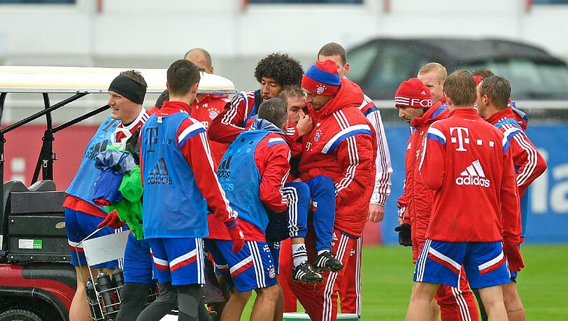 Dienstag, 18. November: Der FCB-Schock. Hier wird der verletzte Philipp Lahm beim Training abtransportiert. Dienstag, 18. November: Der FCB-Schock. Hier wird der verletzte Philipp Lahm beim Training abtransportiert.