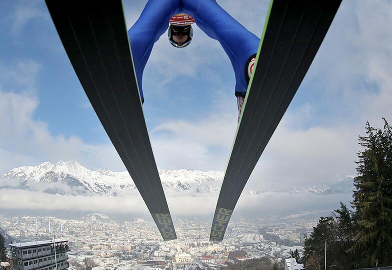 Der Österreicher Michi Hayböck stürzt sich bei der Vierschanzentournee auf Innsbruck