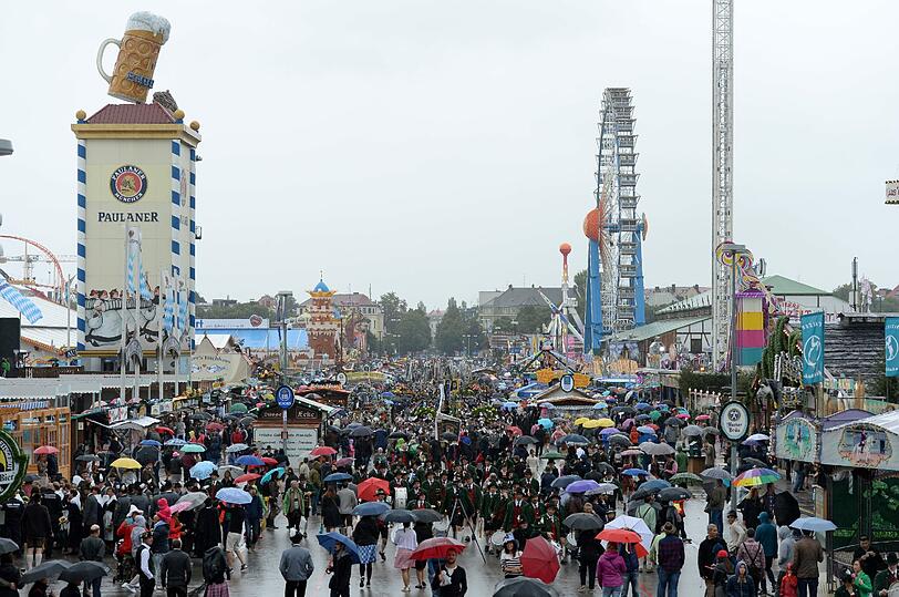 Der erste Wiesn-Sonntag gehört den Trachtlern und dem traditionellen Umzug. In den Zelten ging's gemütlicher zu als beim Anstich. Die Bilder von Tag 2 zum Durchklicken.