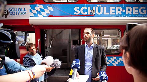 Philipp Ruch vom Zentrum für Politische Schönheit vor dem Rekrutierungsbus.