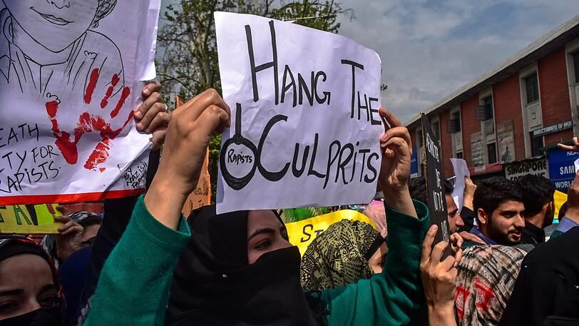 Studentinnen halten ein Plakat mit der Aufschrift "Erhängt die Täter" während einer Protestkundgebung zum Gedenken an das achtjährige muslimische Mädchen, das entführt, von mehreren Männern tagelang vergewaltigt und schließlich umgebracht worden war.
