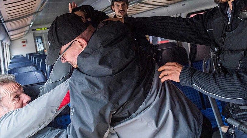 Gegen den 33-Jährigen wird in mehreren Fällen des Widerstandes gegen Vollstreckungsbeamte, Körperverletzung und Beleidigung ermittelt. (Symbolbild)