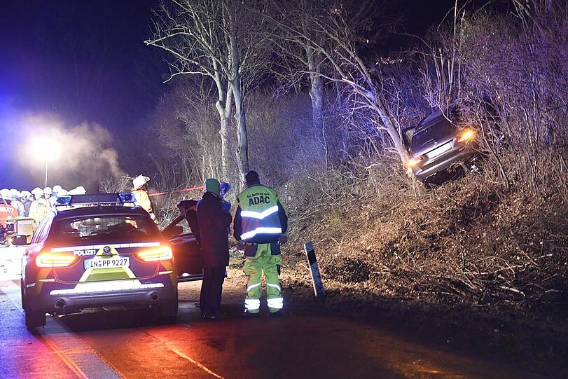...der Mercedes fuhr in die Böschung.