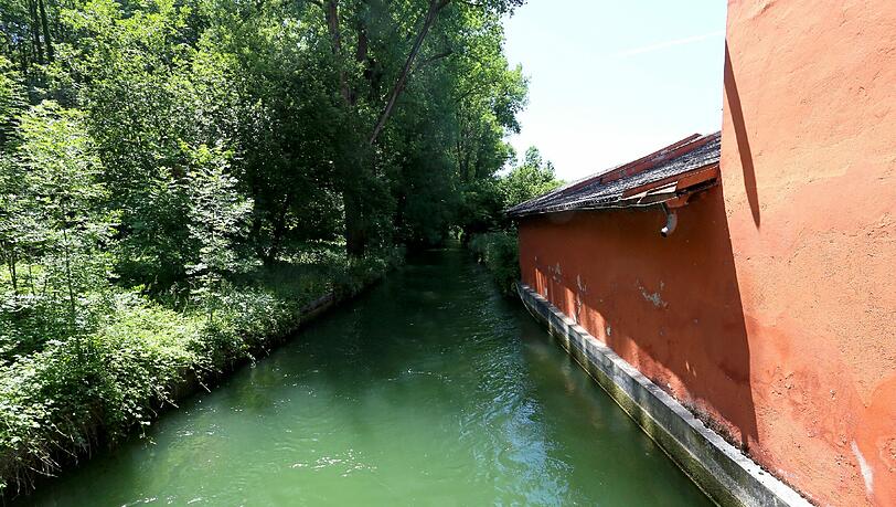 Der Auer Mühlbach fließt hinter der Kraemer'schen Kunstmühle vorbei. Unweit der Mühlanlage sprang die Frau ihrem Hund hinterher ins Wasser. Der Auer Mühlbach fließt hinter der Kraemer'schen Kunstmühle vorbei. Unweit der Mühlanlage sprang die Frau ihrem Hund hinterher ins Wasser.