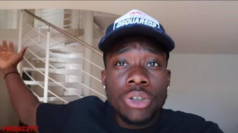 Ausgesprochen gut gelaunt zeigt Alphonso Davies seine Villa.