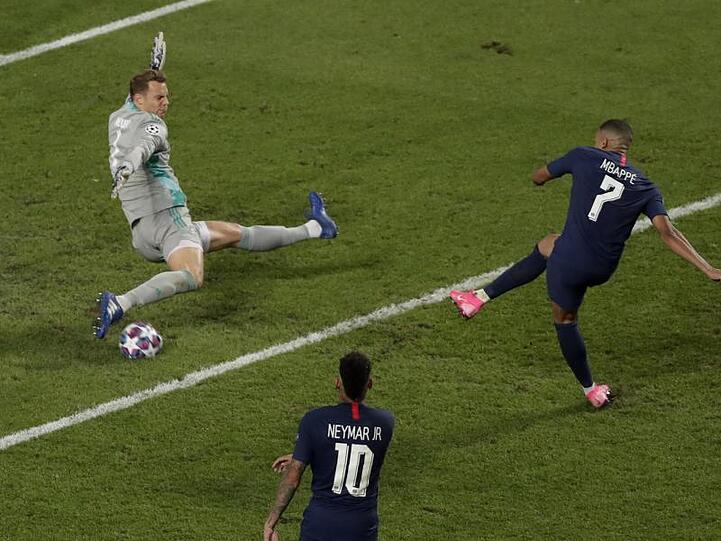 Seine Reflexe machten die Torchancen der Pariser zunichte: Torwart Manuel Neuer in Aktion.