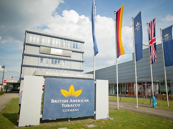 Außenansicht vom Sitz des Zigarettenherstellers British American Tobacco (BAT) in Bayreuth. Foto: Daniel Karmann/Archivbild
