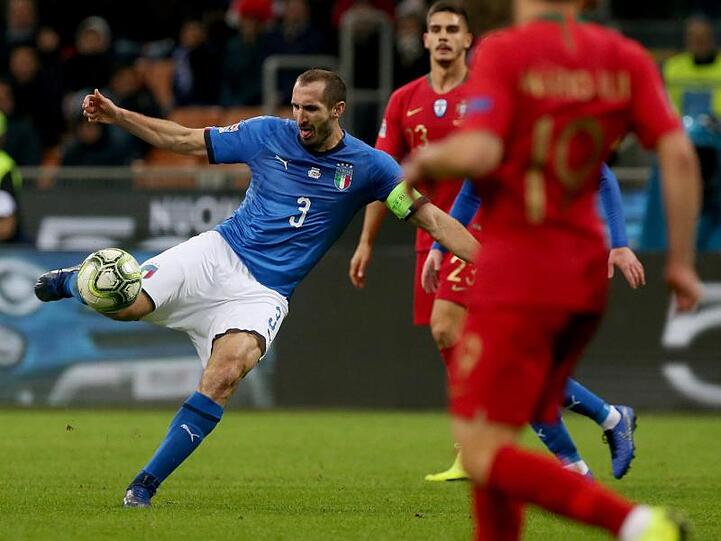 Italiens Kapitän Giorgio Chiellini kommt zum Schuss.